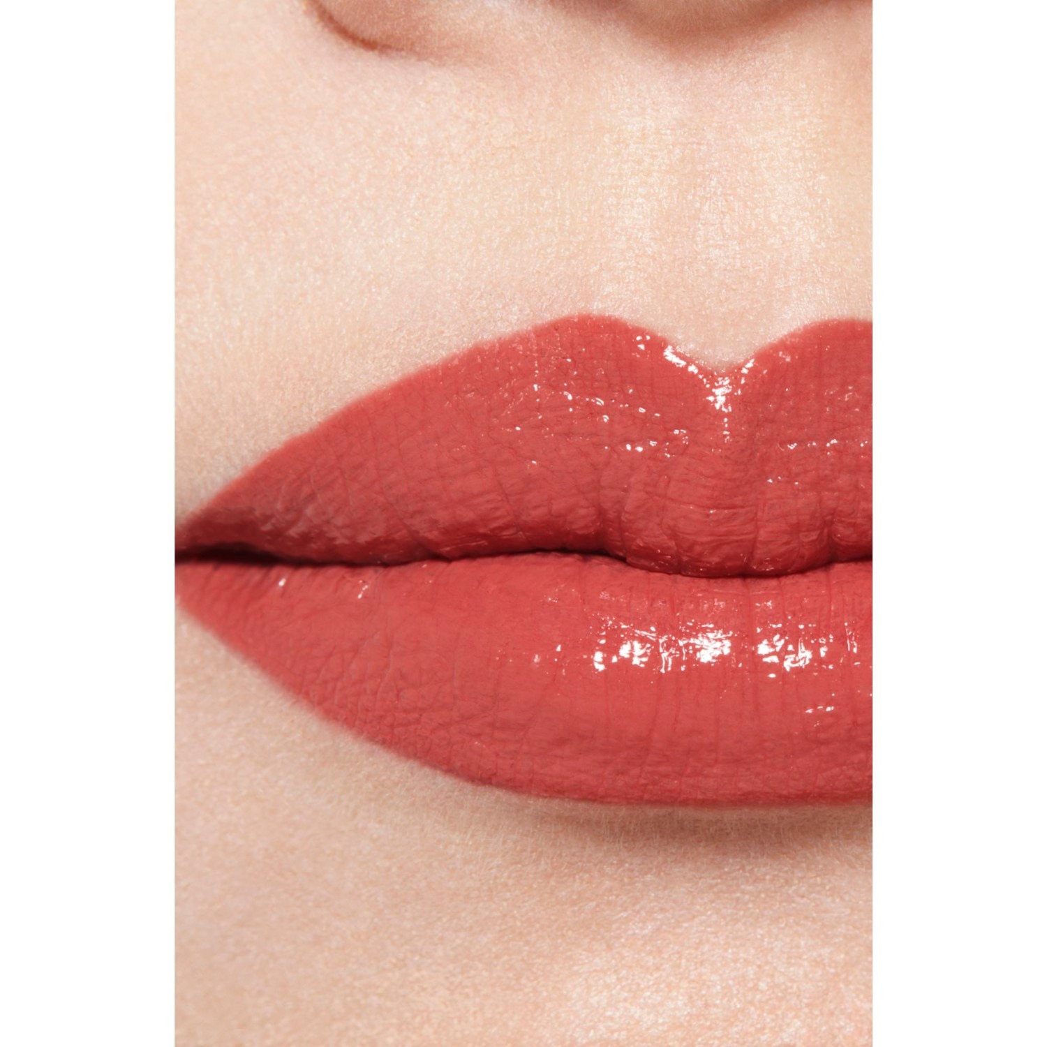 LA BARRA DE LABIOS LÍQUIDA BRILLANTE DE LARGA DURACIÓN